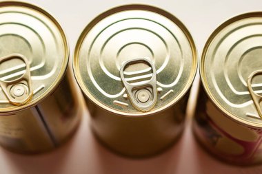 Konserve et, ahşap arka planda karantina stoku olarak kullanılıyor.