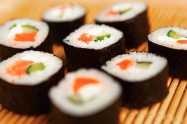 Sushi hasırında suşi ruloları, yakın plan.