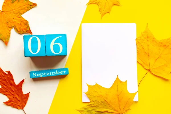 September Leerer Gelb Weißer Geometrischer Hintergrund Handgemachter Kalender Aus Holz — Stockfoto