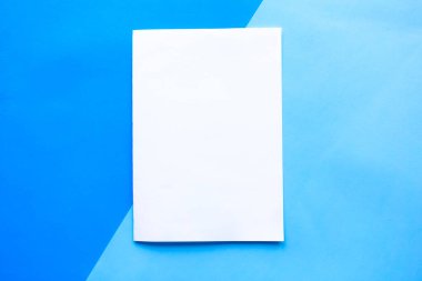 Mavi geometrik arka planda beyaz model boş. Tasarım konsepti