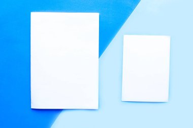 Mavi geometrik arka planda iki beyaz model boş. Tasarım konsepti