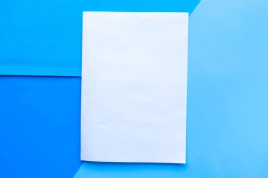 Mavi geometrik arka planda beyaz model boş. Tasarım konsepti