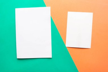 Geometrik turuncu ve yeşil arka planda beyaz model boş. Metin için alanı kopyala. Tasarım tasarımı