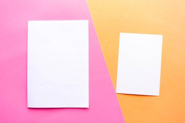 Pastel pembe ve turuncu geometrik arka plan. Tasarım konsepti