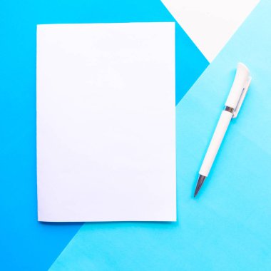 Geometrik mavi arka planda beyaz model boş. Metin için alanı kopyala. Tasarım konsepti