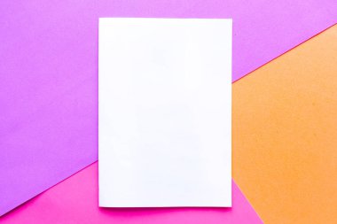 Geometrik renk arkaplanda beyaz model boş. Metin için alanı kopyala. Tasarım konsepti