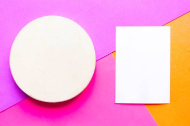 Yuvarlak model şablon ve geometrik renkli pastel arka planda beyaz model boş. Minimum konsept. Metin için alanı kopyala