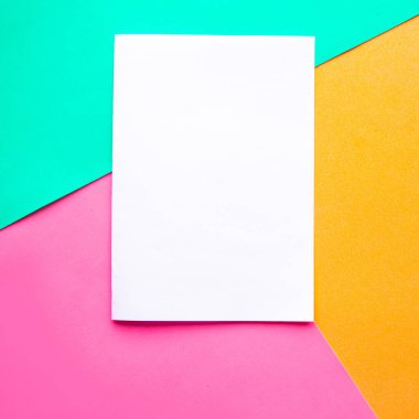 Geometrik renk arkaplanda beyaz model boş. Metin için alanı kopyala. Tasarım konsepti