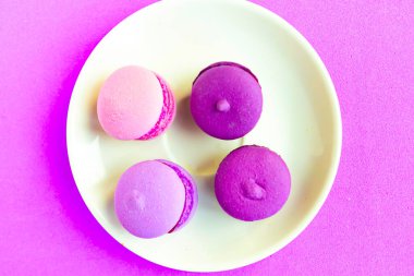 Tabakta pembe kurabiyeler, üst manzara.