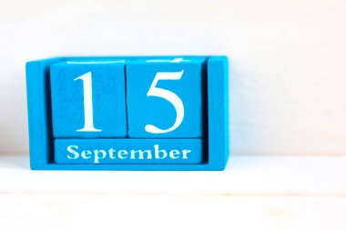15 Eylül, ahşap arka plan. Tarih ay ve gün yazılı el yapımı ahşap küp takvimi