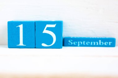 15 Eylül, ahşap arka plan. Tarih ay ve gün yazılı el yapımı ahşap küp takvimi