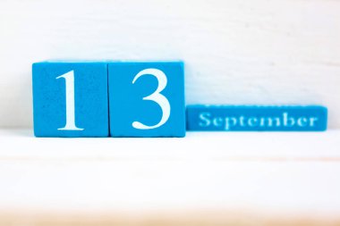13 Eylül, ahşap arka plan. Tarih ay ve gün yazılı el yapımı ahşap küp takvimi