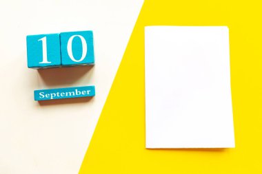 10 Eylül, boş sarı ve beyaz geometrik zemin ve beyaz model boş. Ahşap el yapımı takvim