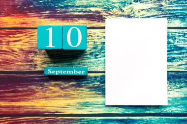 10 Eylül. Ahşap el yapımı takvim ve ahşap arka planda beyaz model.