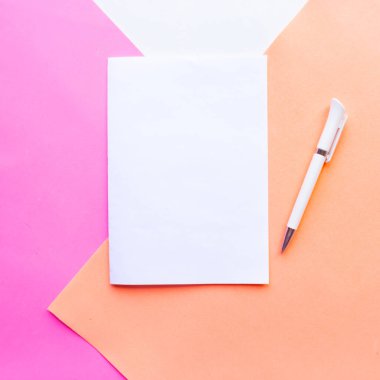 Geometrik pastel arka planda beyaz model boş. Metin için alanı kopyala. Tasarım konsepti