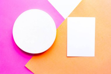 Yuvarlak model şablon ve geometrik renkli pastel arka planda beyaz model boş. Minimum konsept. Metin için alanı kopyala