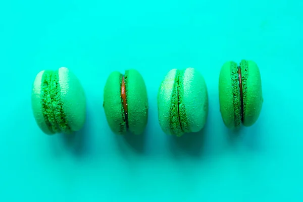 Macaroons Fundo Verde Colorido Modelo Cookies Macarrão Francês Coloridos Conceito — Fotografia de Stock