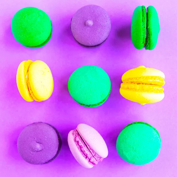 Macaroons Cor Doce Fundo Roxo Brilhante Deitado Plano Vista Superior — Fotografia de Stock