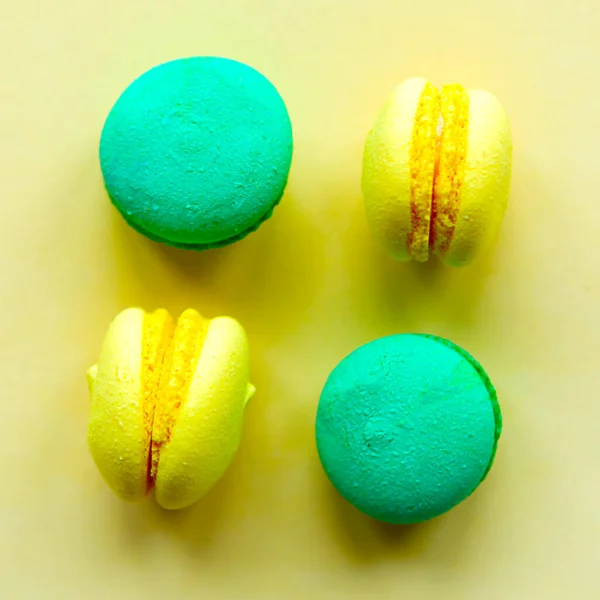 Amarelo Verde Macaroons Saborosos Doces Fundo Amarelo Visão Superior Conceito — Fotografia de Stock