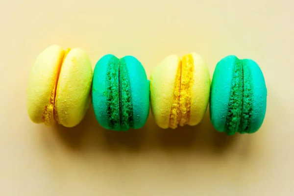 Amarelo Verde Macaroons Saborosos Doces Fundo Amarelo — Fotografia de Stock