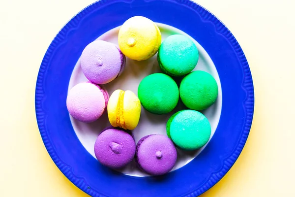 Sweet Color Macaroons Plate Flat Lay Top View — Stock Photo, Image