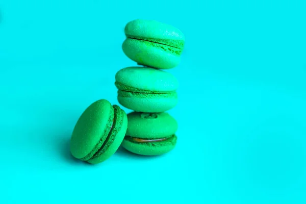 Macarrones Sobre Fondo Color Verde Una Plantilla Coloridas Galletas Macarrones —  Fotos de Stock