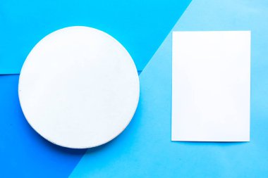 Yuvarlak model şablon ve geometrik mavi arka planda beyaz model. Minimum konsept. Metin için alanı kopyala