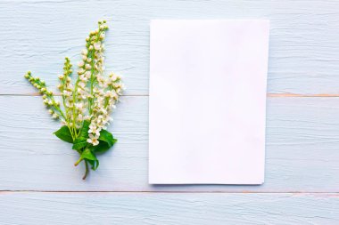 İlkbahar konsepti. Tahta arka planda beyaz, boş ve taze bahar çiçekleri. Metin için alanı kopyala