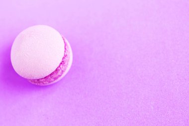 Mor arka planda pembe badem kurabiyesi. En küçük kavram, metin için kopyalama alanı