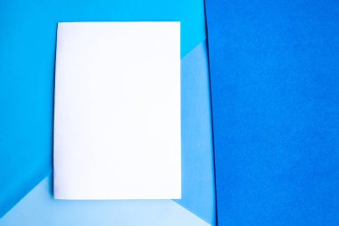 Geometrik mavi arka planda beyaz model boş. Metin için alanı kopyala. Tasarım konsepti