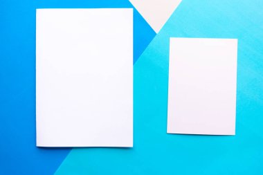 Geometrik mavi arka planda iki beyaz model boş. Metin için alanı kopyala. Tasarım konsepti