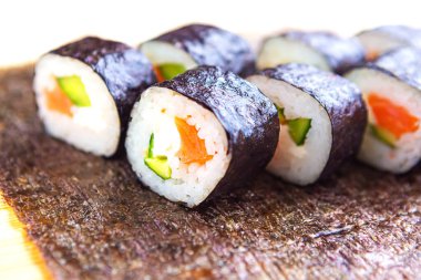 Sushi suşi ruloları, deniz yosunu arka planı, yakın plan.