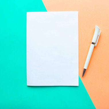 Geometrik turuncu ve yeşil pastel arka planda beyaz model boş. Metin için alanı kopyala. Tasarım konsepti