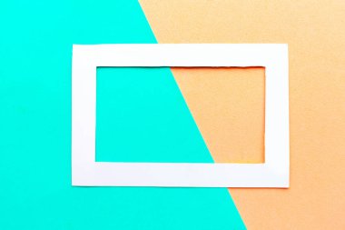 Geometrik pembe ve yeşil arkaplanda beyaz fotoğraf çerçevesi. Metin için alanı kopyala. Tasarım konsepti