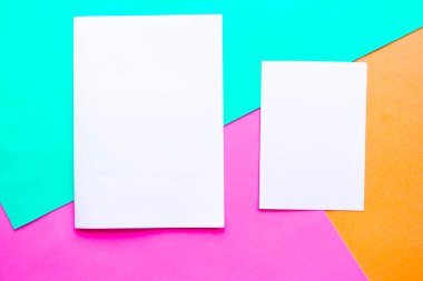 Geometrik renkli pastel arka planda iki beyaz model boş. Metin için alanı kopyala. Tasarım konsepti