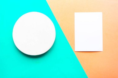 Yuvarlak model şablon ve geometrik turuncu ve yeşil pastel arka planda beyaz model. Minimum konsept. Metin için alanı kopyala