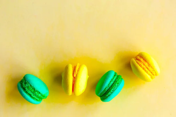 Amarelo Verde Macaroons Saborosos Doces Fundo Amarelo Visão Superior Conceito — Fotografia de Stock