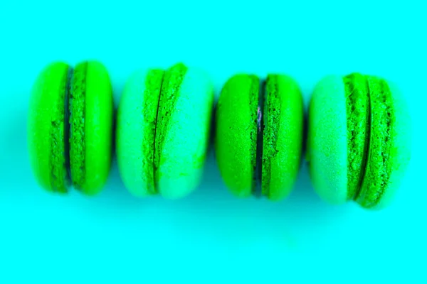 Macaroons Fundo Verde Colorido Modelo Cookies Macarrão Francês Coloridos Conceito — Fotografia de Stock