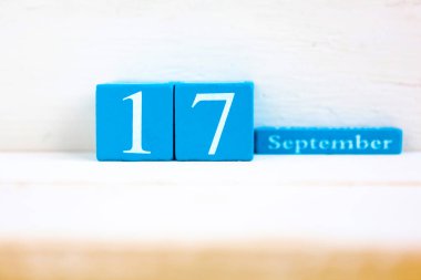 17 Eylül, ahşap arka plan. Tarih ay ve gün yazılı el yapımı ahşap küp takvimi