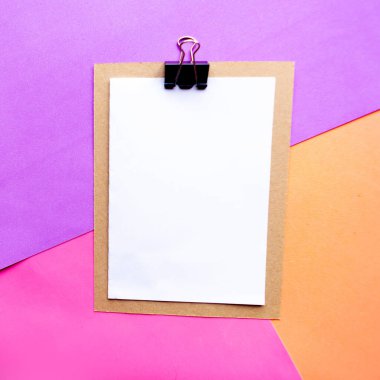 Geometrik pembe arka planda beyaz model boş. Metin için alanı kopyala. Tasarım konsepti