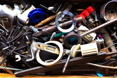 Gerçek aletler, aletler, kutudaki ev aletleri. Üst görünüm. 