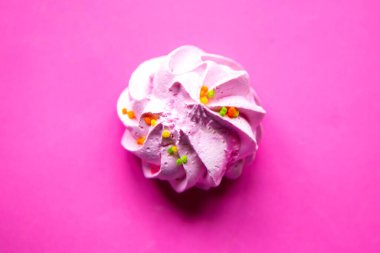 Pembe arka planda leziz taze krema, üst manzara.