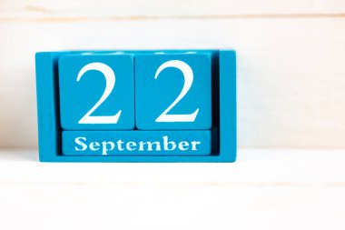 22 Eylül, ahşap arka plan. Tarih ay ve gün yazılı el yapımı ahşap küp takvimi