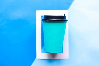 Beyaz çerçeveli kahve fincanını kaldır. Minimum konsept. Geometrik arkaplan