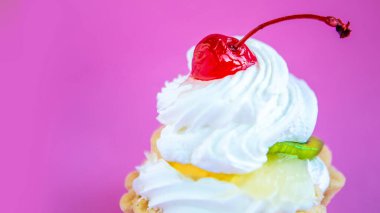 Parlak pembe arka planda kirazlı leziz taze kremalı pasta, metin için kopyalama alanı, afiş
