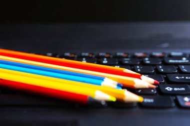 Klavyedeki renkli kalemler. Okul konseptine dönelim.
