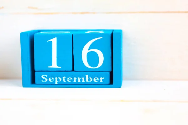 9月16日木製の背景 日付月と日と手作り木製のキューブカレンダー — ストック写真