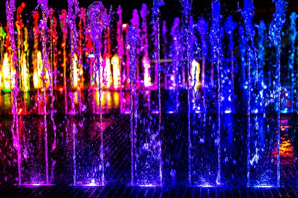 Fontaine Lumineuse Colorée Dans Rue Nuit — Photo