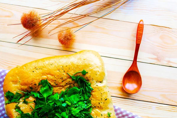 Frisch Leckeres Selbstgebackenes Brot Mit Petersilie Auf Holzgrund — Stockfoto