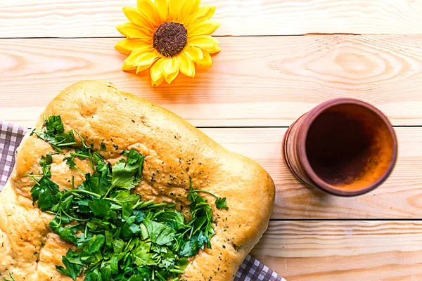 Frisch Leckeres Selbstgebackenes Brot Mit Petersilie Auf Holzgrund — Stockfoto